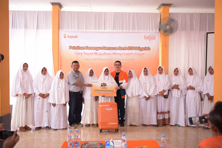 Ibu-ibu Sentra Suling Kulon 10 BTPN Syariah di Bondowoso Antar Mereka ke Tanah Suci Gratis (FOTO: Dokumen pribadi)