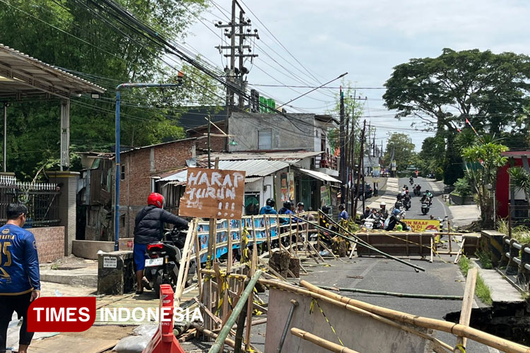 Jembatan darurat yang dibangun sendiri oleh warga. (Foto: Rizky Kurniawan Pratama/TIMES Indonesia)