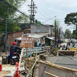 Akses Pandanwangi-Sonokembang Malang Terputus, Warga Bangun Sendiri Jembatan Darurat