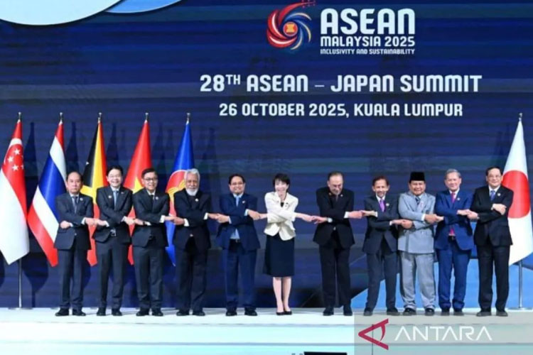 Presiden RI Prabowo Subianto saat melakukan sesi foto bersama dengan para pemimpin negara anggota ASEAN pada Upacara Pembukaan KTT Ke-47 ASEAN di Kuala Lumpur, Malaysia, Minggu (26/10/2025). (FOTO: ANTARA/HO-Biro Pers Sekretariat Presiden)