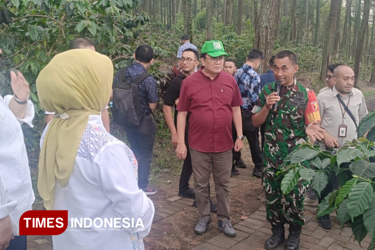 Kunjungan Menteri PPN/Bappenas RI, di Kebun Kopi Benjor Camping Ground, Desa Benjor Tumpang.Kabupaten Malang, yang prospek menjadi agrowisata unggulan Kabupaten Malang, kemarin. (Foto: Amin/TIMES Indonesia)