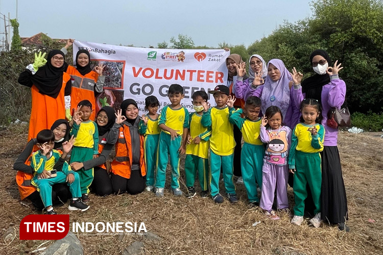 Kegiatan-bersih-bersih-pesisir-Pantai-Kenjeran-a.jpg