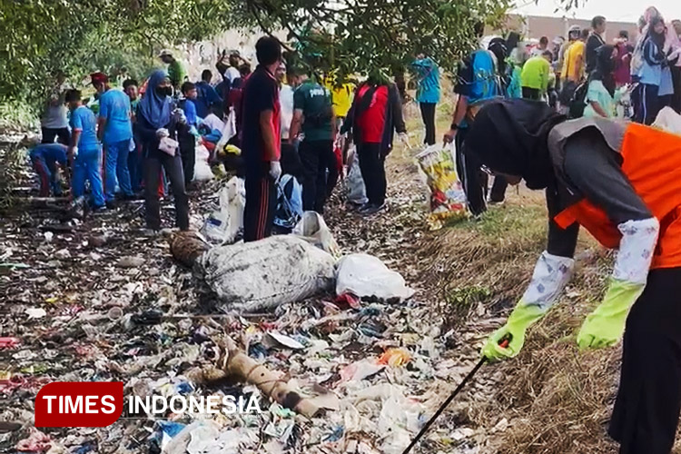 Kegiatan bersih-bersih pesisir Pantai Kenjeran, Surabaya. (FOTO: Rumah Zakat for TIMES Indonesia)