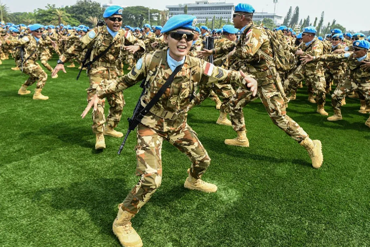 Pasukan Kontingen Garuda UNIFIL melakukan yel-yel usai mengikuti upacara Pelepasan Satgas TNI Kontingen Garuda UNIFIL 2025 di Lapangan Prima, Mabes TNI, Jakarta, Rabu (9/4/2025). ANTARA FOTO