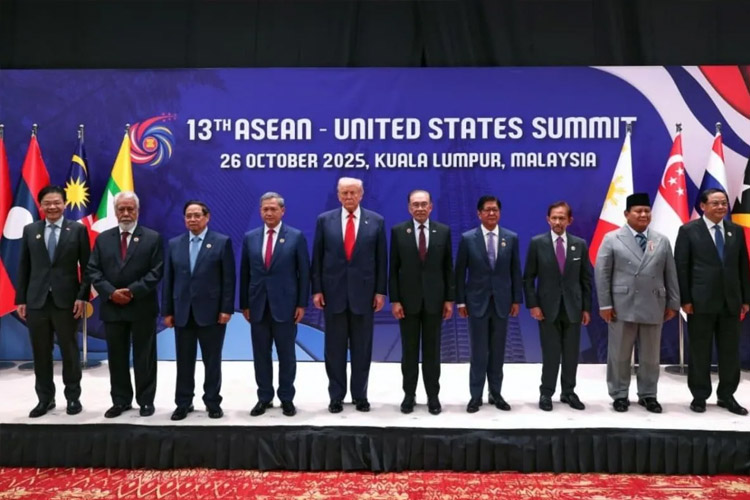 Presiden RI Prabowo Subianto (dua kanan) berfoto bersama dengan sejumlah pemimpin dunia pada Konferensi Tingkat Tinggi (KTT) ke-13 ASEAN–United States (US) yang digelar di Kuala Lumpur Convention Centre (KLCC), Malaysia, Minggu (26/10/2025). (ANTARA)