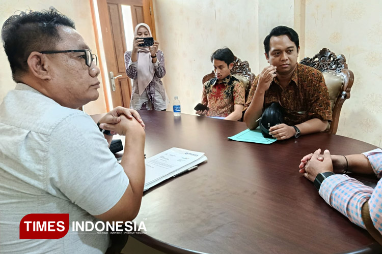 Kuasa hukum nasabah KPR dan legal officer Bank Mandiri memberi keterangan usai sidang mediasi. (FOTO: Yupi Apridayani/TIMES Indonesia)