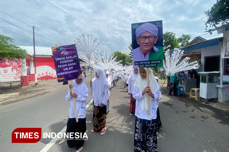 Makna Putih dan Sarung dalam Pawai Hari Santri Nasional 2025 di Bondowoso