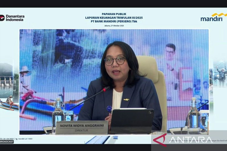 Tangkapan layar Direktur Finance & Strategy Bank Mandiri Novita Widya Anggraini memaparkan materi konferensi pers Paparan Kinerja Kuartal III 2025 secara daring di Jakarta, Senin (27/10/2025). (FOTO: Antara/Rizka Khaerunnisa)