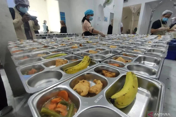 Petugas Satuan Pelayanan Pemenuhan Gizi (SPPG) di Slipi, Palmerah, Jakarta Barat, mempersiapkan menu Makan Bergizi Gratis (MBG), Selasa (23/9/2025). (FOTO: ANTARA)