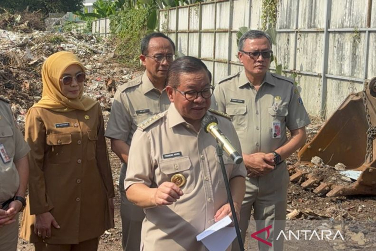 Gubernur DKI Jakarta Pramono Anung Wibowo saat dijumpai di kawasan Jakarta Barat, Senin (27/10/2025). (FOTO: ANTARA/Lifia Mawaddah Putri)