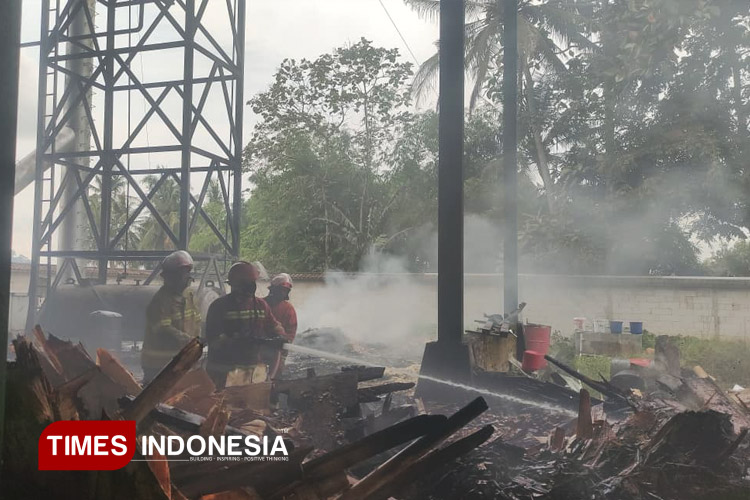 Kebakaran Pabrik Triplek di Banyuwangi, Kerugian Capai Rp300 Juta