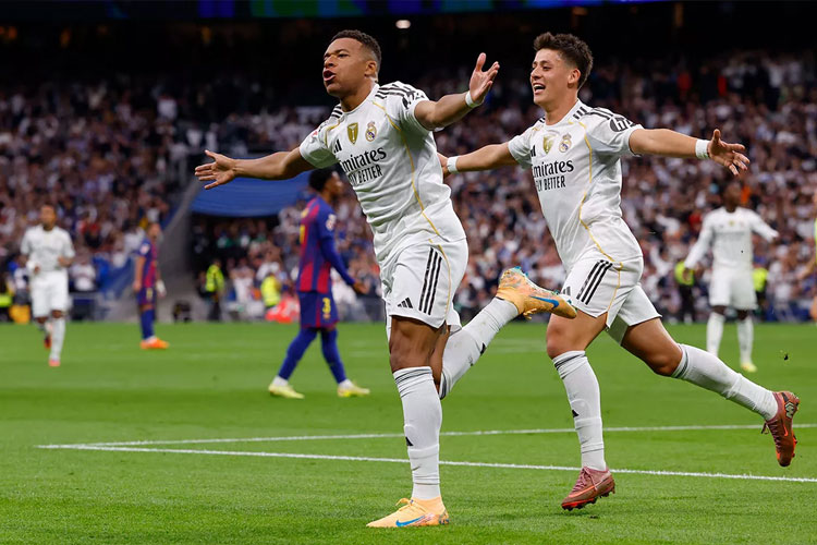 Striker Real Madrid Kylian Mbappe merayakan golnya ke gawang Barcelona dalam laga klasik Liga Spanyol, Minggu (26/10/2025). Dalam pertandingan ini, Madrid menang 2-1 atas Barcelona. (foto: Real Madrid)