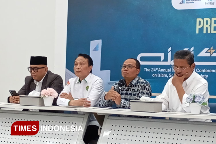 Rektor-UIII-Jamhari-memberikan-keterangan-persnya.jpg
