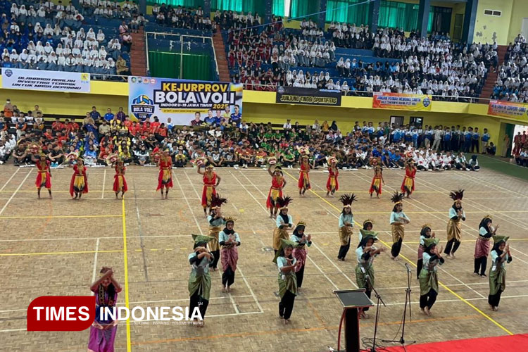 Siswa Sekolah Rakyat Banyuwangi tampil dalam pembukaan Kejurprov Bola Voli. (FOTO: Ikromil Aufa/TIMES Indonesia)