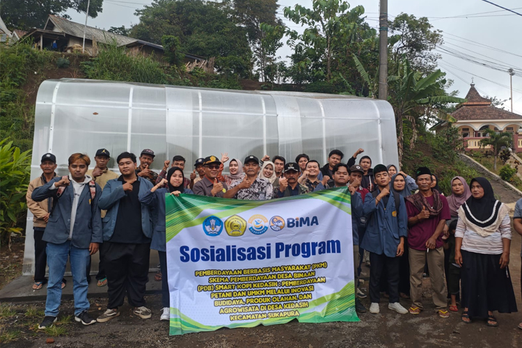 Universitas Panca Marga  dan Universitas Trunojoyo Madura memperkuat daya saing petani kopi Lereng Bromo dengan ragam pelatihan proses produksi hingga pemasaran.(foto: UTM)