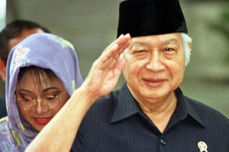 Soeharto, saat masih menjabat sebagai Presiden RI. Kementerian Sosial mengusulkan pemberian gelar Pahlawan Nasional kepada Soerharto atas jasa-jasanya selama menjadi presiden Indonesia.