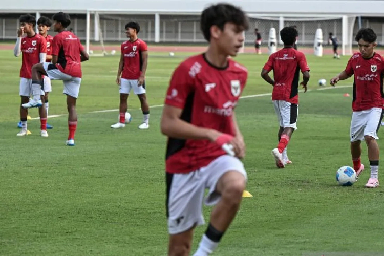 Sejumlah pesepak bola Timnas Indonesia U-17 mengikuti sesi latihan di Stadion Madya, Kompleks GBK, Senayan, Jakarta, Rabu (15/10/2025). ANTARA