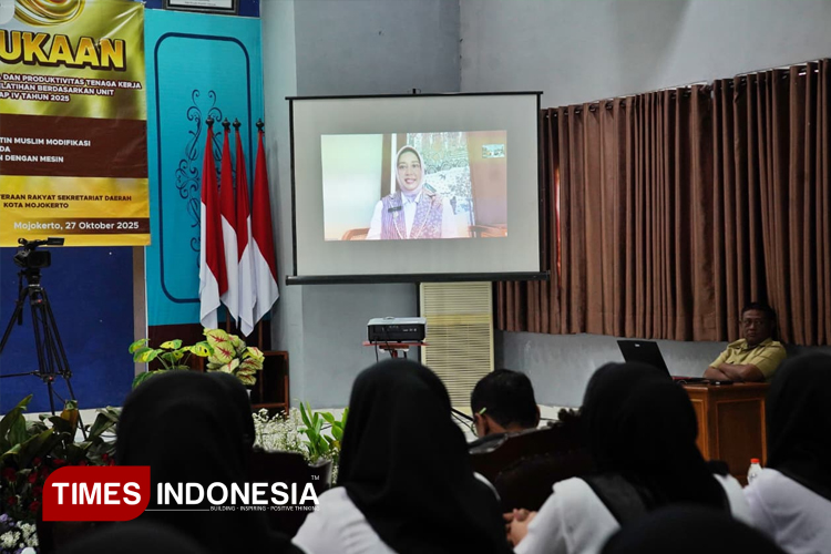 Wali Kota Mojokerto, Ika Puspitasari pada saat membuka agenda Pendidikan dan Pelatihan Keterampilan Bagi Pencari  Klaster Kompetensi melalui DBHCHT. Mereka dilatih di UPT Balai Latihan Kerja (BLK), Senin (27/10/2025) (Dok. TIMES Indonesia)