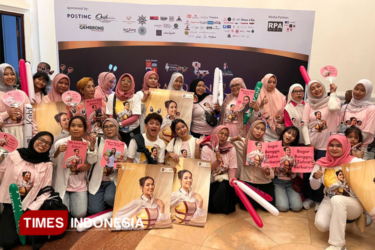 Zahra-Fitriyana-bersama-tim-pendukung.jpg