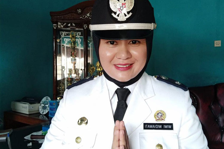 kepala-desa-Wiwi-Widiawati.jpg