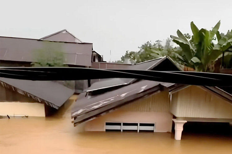 Banjir merendam rumah warga di Kecamatan Baolan, Kabupaten Toli-Toli, Sulawesi Tengah, pada Minggu (26/10/2025). (FOTO: ANTARA/HO-BPBD Sulteng)