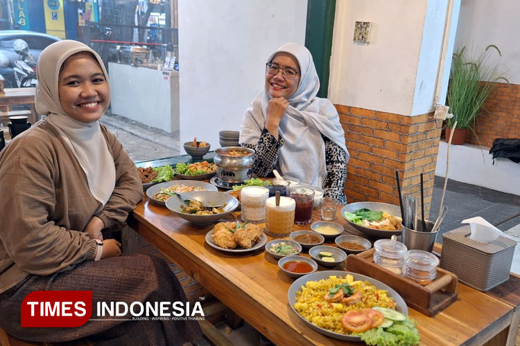 Fera Virgiani, akrab disapa Teh Alit didampingi putrinya, Aca,  menikmati beragam sajian kuliner Uncle Sorn's di Jalan Karapitan Bandung. (Foto: Djarot/TIMES Indonesia)