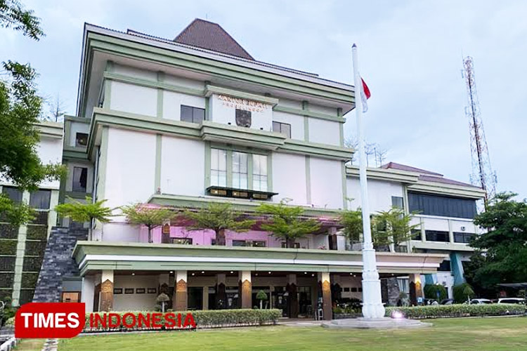 Gedung kantor Bupati Probolinggo di jantung kota Kraksaan. (FOTO: Dokumen)