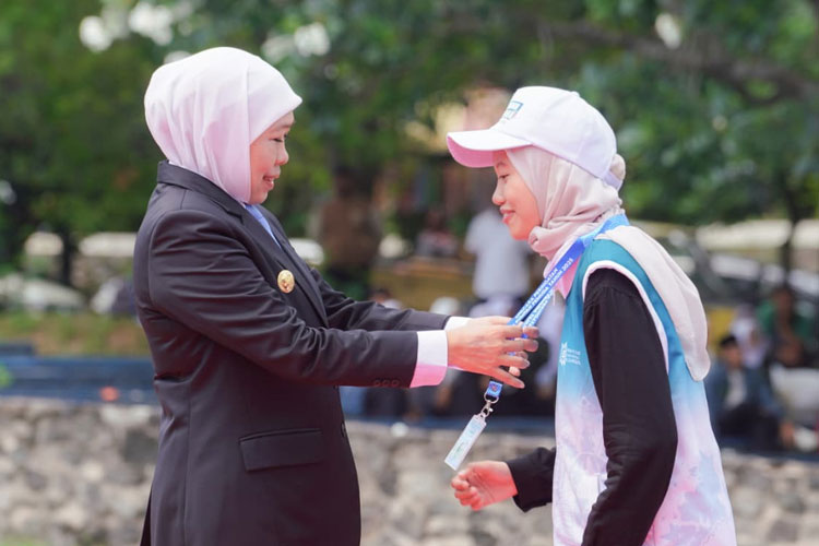 Gubernur-Khofifah-b.jpg