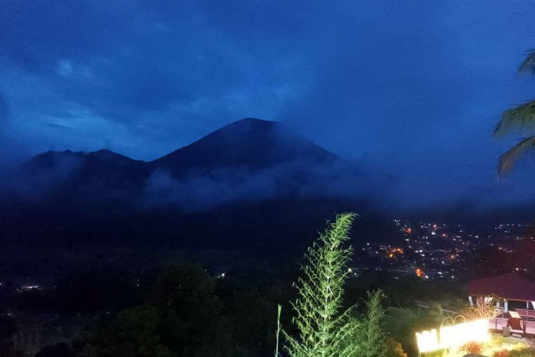 Gunung Lokon dan areal sekitar menjadi salah satu destinasi wisatawan yang berkunjung ke Kota Tomohon. (Foto: Antara/Karel A Polakitan)