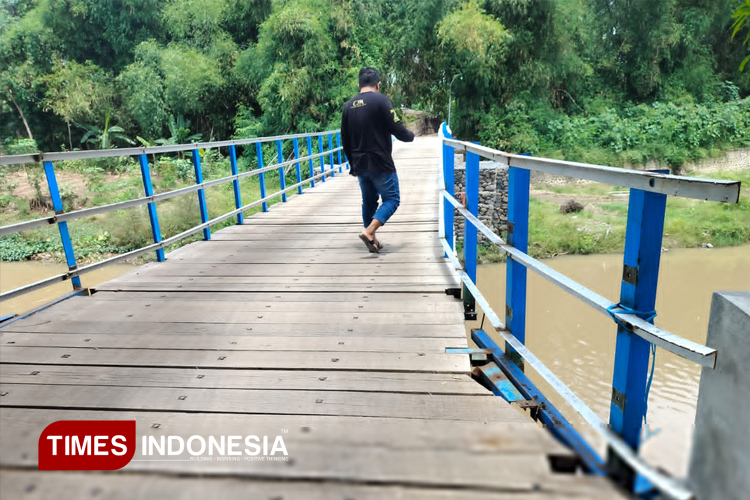 Baru Empat Bulan Dibangun, Jembatan di Krejengan Probolinggo Mulai Rusak dan Rawan Ambruk