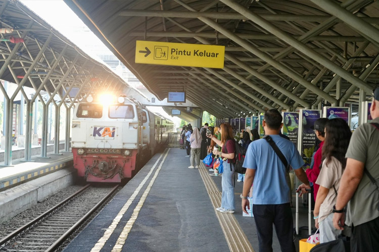 KAI menghadirkan promo tiket perjalanan dengan potongan 20 persen di Pameran Jakarta Fair 2025 Tunjungan Plaza Surabaya. (FOTO: Dok Humas KAI Daop 8 Surabaya).