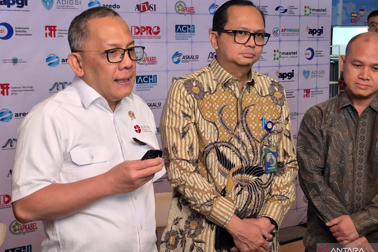 Kepala BRIN Laksana Tri Handoko (kiri) dalam pembukaan InaRI Expo 2025 di Jakarta, Selasa (28/10/2025) (FOTO: Sean Filo Muhamad/ANTARA)