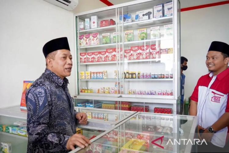 Menkop RI Ferry Juliantono meninjau apotek desa di Kopdes Merah Putih Metuk Boyolali, Jawa Tengah, Minggu (26/10/2025). (ANTARA/Aris Wasita/pri)
