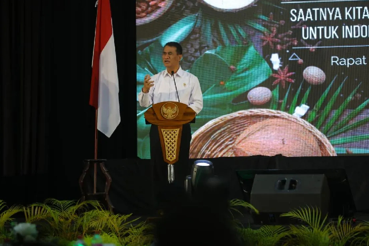 Menteri Andi Amran Sulaiman saat menghadiri Rapat Koordinasi Hilirisasi Perkebunan Provinsi Maluku Utara yang digelar di Kota Ternate bertepatan dengan peringatan Hari Sumpah Pemuda, Selasa (29/10/2025). (FOTO: ANTARA/Abdul Fatah)