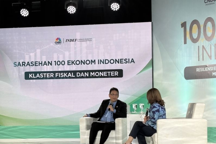 Menteri Keuangan Purbaya Yudhi Sadewa berbincang dalam kegiatan “Sarasehan 100 Ekonom Indonesia” di Jakarta, Selasa (28/10/2025). (Foto: Antara/Imamatul Silfia)
