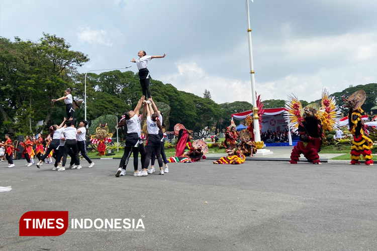 Hari Sumpah Pemuda, Kota Malang Rayakan dengan Tari Reog dan 100 Meter Bendera Merah Putih