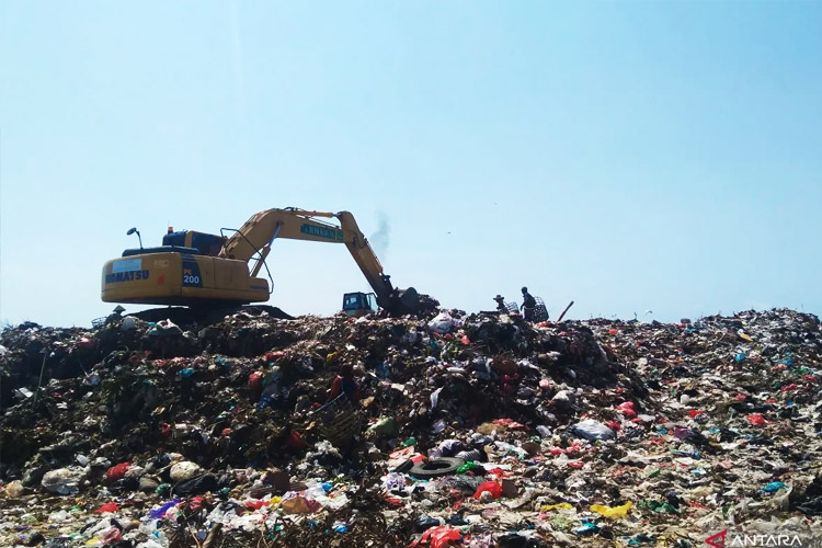 Arsip - Sejumlah pemulung dan alat berat menata tumpukan sampah di TPA Sarbagita, Suwung, Denpasar, Bali, Selasa (5/11/2024) (FOTO: ANTARA/Dewa Ketut Sudiarta Wiguna)