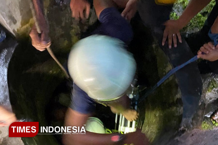 Lansia di Bondowoso Diselamatkan Dramatis Usai Jatuh ke Sumur Saat Hujan Deras