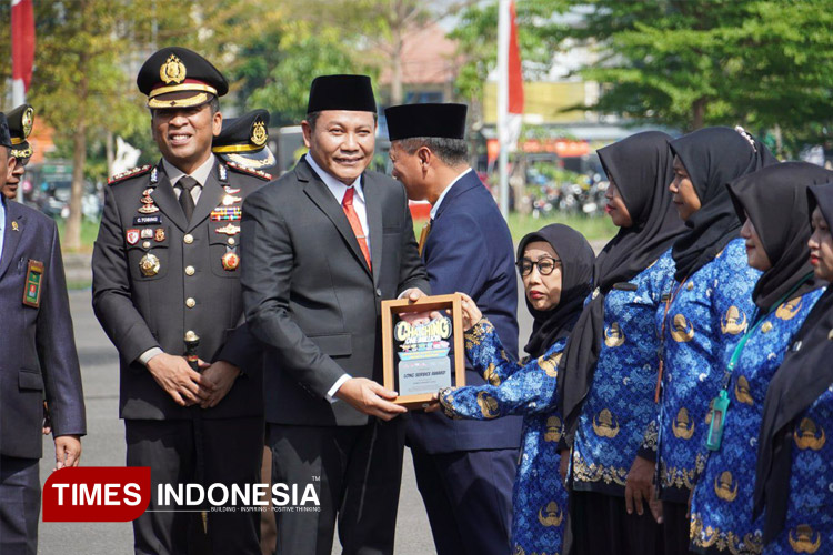 memberikan-penghargaan.jpg