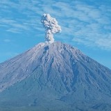 Gunung Semeru Erupsi, Lava Pijar Meluncur 2 Kilometer ke Besuk Kobokan