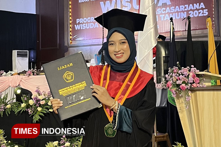 Dynta Nabila Mahtristhasufi mahasiswa asal Jombang saat wisuda Magister Bahasa dan Sastra Arab (BSA) dari UIN Maulana Malik Ibrahim Malang dengan predikat Cumlaude (IPK 3,75). (FOTO: Dok. Pribadi for TIMES Indonesia)