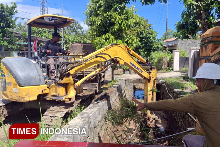 Memasuki Musim Penghujan, Pemkab Pacitan Rajin Keruk Sedimen Saluran Air