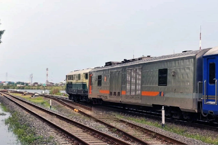 Luapan banjir di sekitar Stasiun Alastua dan Stasiun Semarang Tawang di wilayah Daop 4 Semarang berdampak pada keterlambatan sejumlah KA, pada Selasa (28/10/2025). (FOTO: ANTARA/HO-Humas KAI Daop 9/am)