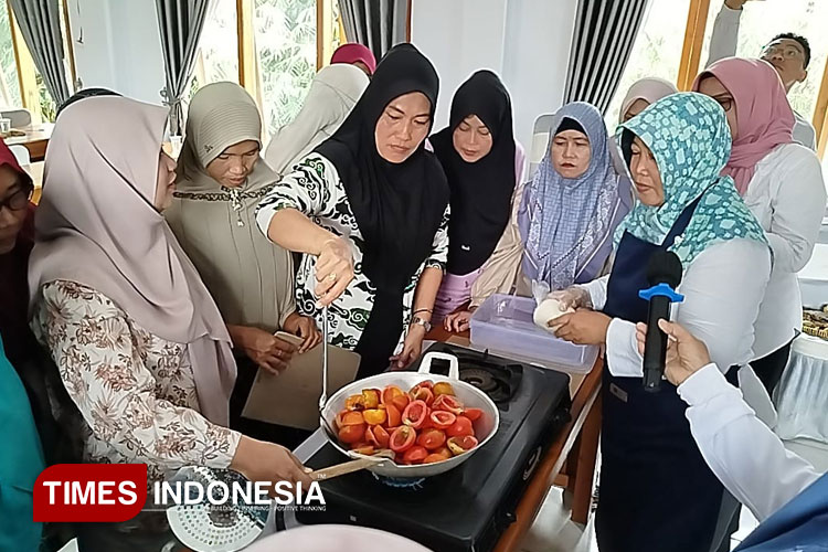 Warga di Madiun Dilatih Membuat Kurma Tomat, Solusi saat Panen Melimpah dan Harga Murah