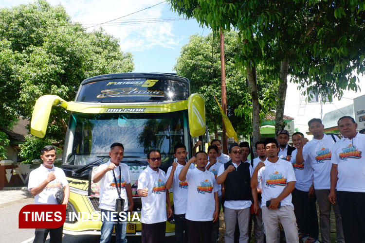 PGIN Pacitan sebelum berangkat ke Jakarta untuk aksi nasional menuntut keadilan dan kesejahteraan guru swasta madrasah. (FOTO: Yusuf Arifai/TIMES Indonesia)