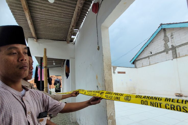 Polisi memasang garis polisi di lokasi kejadian atap asrama putri Ponpes Syekh Abdul Qodir Jaelani, Desa Belimbing, Kecamatan Besuki, Kabupaten Situbondo. Rabu (29/10/2025). (FOTO: ANTARA/Novi Husdinariyanto)