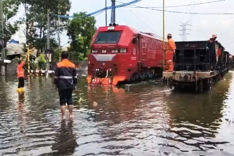 Rangkaian KA melintas di jalur rel antara Stasiun Semarang Tawang dan Stasiun Alastua di Jawa Tengah yang tergenang banjir, Rabu (29/10/2025). (FOTO: ANTARA/HO-KAI Daop Semarang)