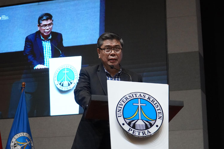 Rektor UK Petra, Prof. Rolly Intan Tekankan Keseimbangan Teknologi dan Sentuhan Kemanusiaan