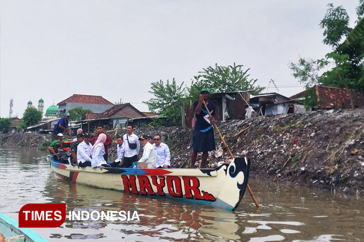 Rombongan Bupati Sidoarjo Subandi saat meninjau normalisasi sungai Mbah Gepuk, Desa Balongdowo Kecamatan Candi untuk mengantisipasi terjadinya banjir. (FOTO: Syaiful Bahri/TIMES Indonesia)