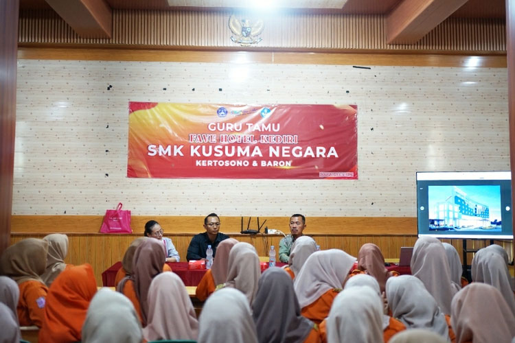 School-Visit-Favehotel-Kediri-a.jpg